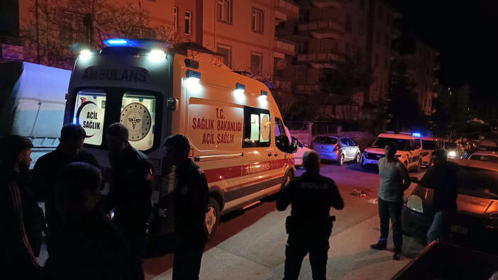 universiteli-genc-evinin-onunde-bicaklandi-durumu-agir