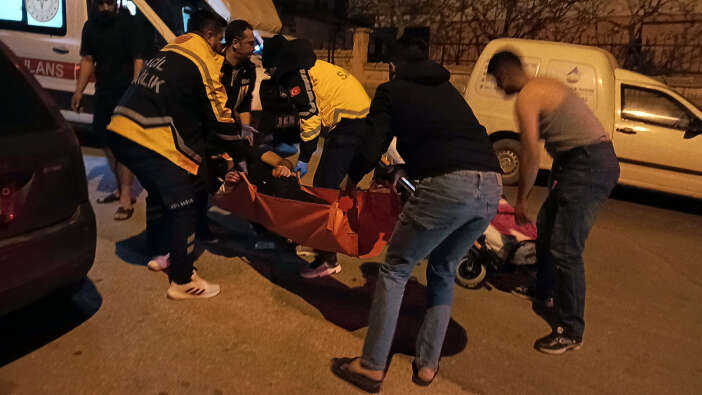 universiteli-genc-evinin-onunde-bicaklandi-durumu-agir