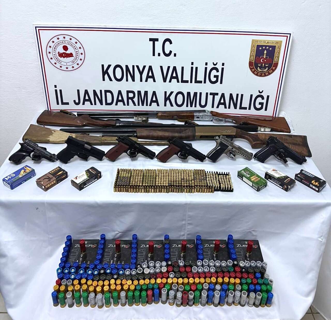 konyada-jandarmanin-baskin-yaptigi-ev-cephanelik-cikti