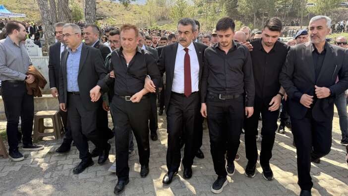 ogrencilerine-siper-olan-ayla-ogretmenin-esinden-yurek-yakan-sozler