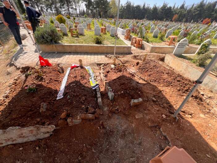 okul-saldirisinda-olen-4-arkadas-yan-yana-topraga-verildi