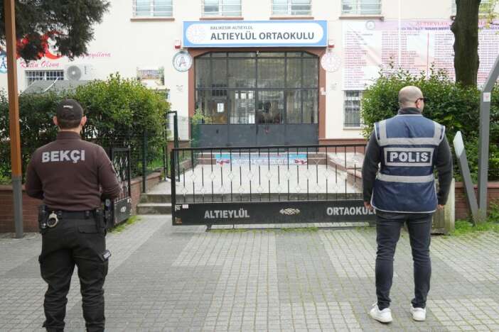 saldirilar-sonrasi-okullarda-alarm-guvenlik-artirildi
