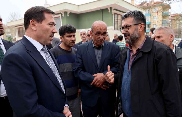 baskan-altay-ve-baskan-kilca-cuma-namazini-istiklalde-kildi