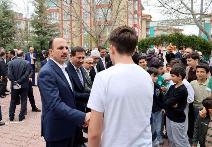 baskan-altay-ve-baskan-kilca-cuma-namazini-istiklalde-kildi