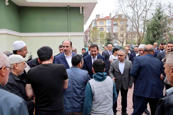 baskan-altay-ve-baskan-kilca-cuma-namazini-istiklalde-kildi