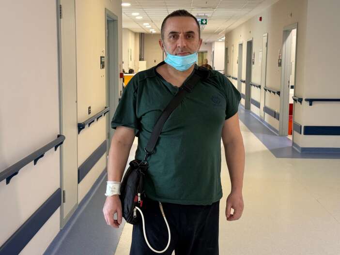 emekli-guvenlik-gorevlisi-kalbini-4-yildir-cantasinda-tasiyor