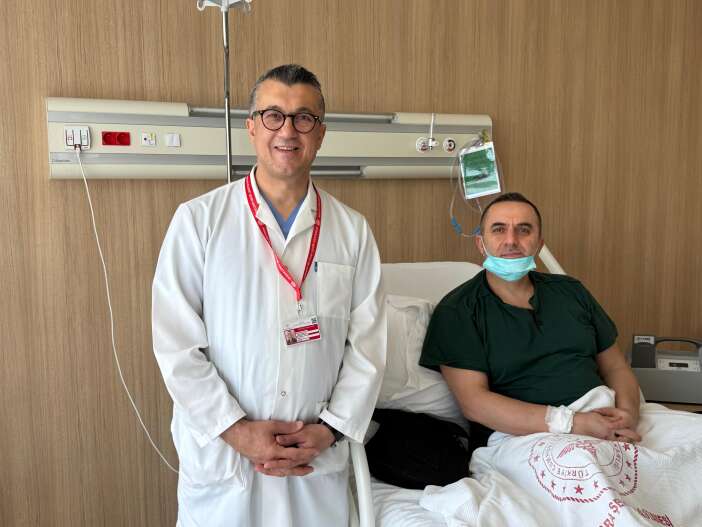 emekli-guvenlik-gorevlisi-kalbini-4-yildir-cantasinda-tasiyor