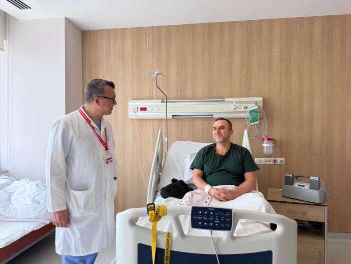 emekli-guvenlik-gorevlisi-kalbini-4-yildir-cantasinda-tasiyor