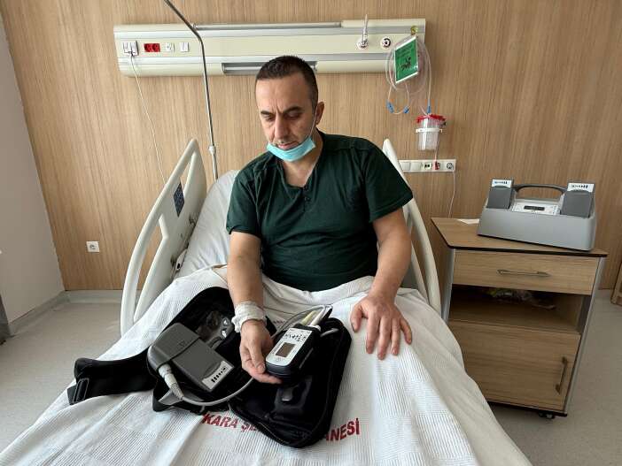 emekli-guvenlik-gorevlisi-kalbini-4-yildir-cantasinda-tasiyor