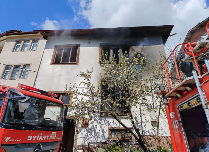 komsusunu-yangindan-kurtarmak-isterken-kendisi-oldu