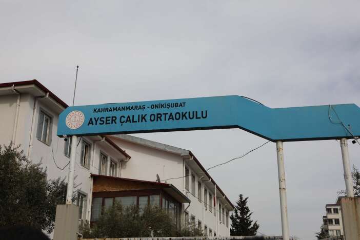 katliamin-yasandigi-okulun-tabelasi-kaldirildi