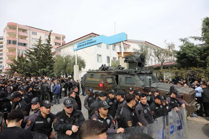 katliamin-yasandigi-okulun-tabelasi-kaldirildi