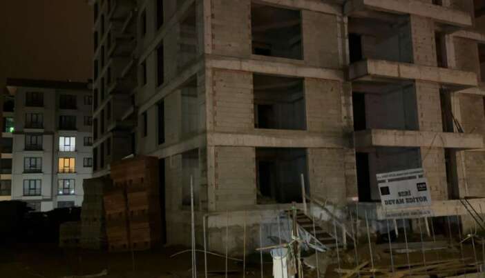 kayip-olarak-aranan-lise-ogrencisi-bina-onunde-olu-bulundu