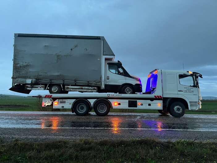 konyada-kamyonet-yan-yatti-icindekiler-sag-cikti