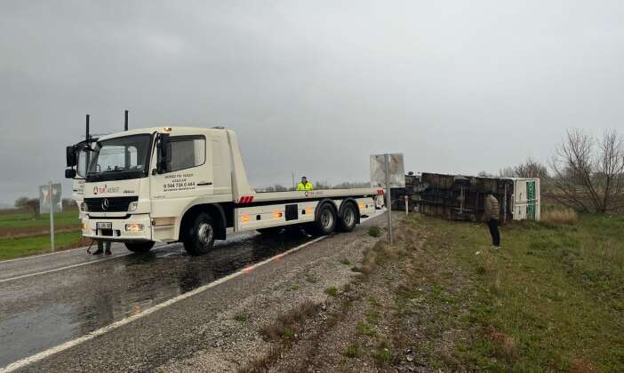 konyada-kamyonet-yan-yatti-icindekiler-sag-cikti