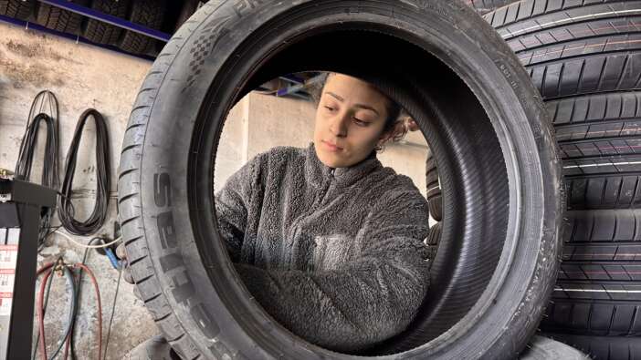 sahada-gol-dukkanda-emek-elanur-duz-hem-futbol-oynuyor-baba-yuku-omuzluyor