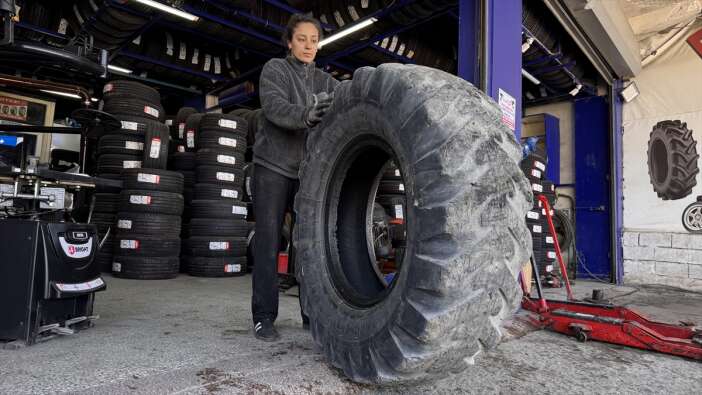 sahada-gol-dukkanda-emek-elanur-duz-hem-futbol-oynuyor-baba-yuku-omuzluyor