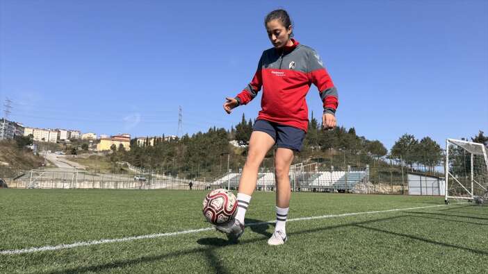 sahada-gol-dukkanda-emek-elanur-duz-hem-futbol-oynuyor-baba-yuku-omuzluyor