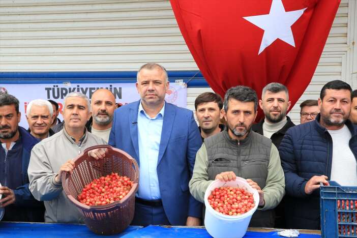 yilin-ilk-kiraz-hasadi-yapildi-kilosu-gram-altin-fiyatina-satildi