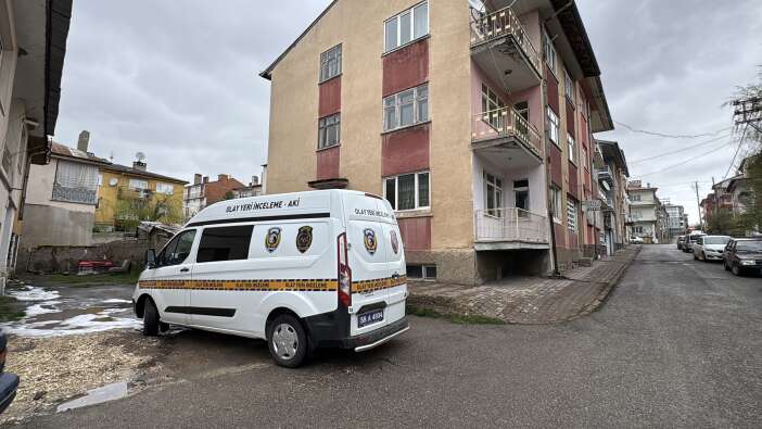 bicakladigi-esini-eve-kilitleyip-kacti