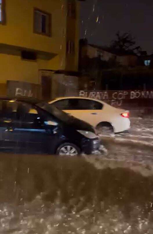 bir-ilimiz-sular-altinda-su-seviyesi-bele-kadar-cikti-cocuklari-itfaiye-kurtardi