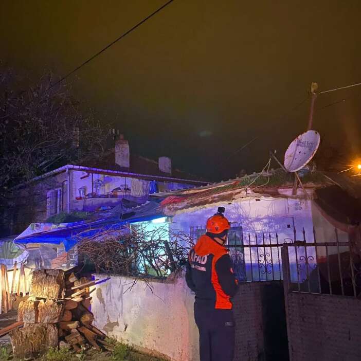 konyada-evin-catisi-coktu-bir-kisi-gocuk-altinda-kaldi