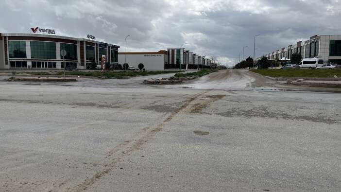 konyada-hafif-ticari-aracin-carptigi-minibus-takla-atti