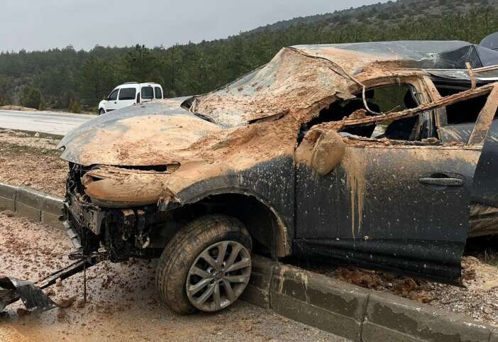 konyada-yagisin-etkili-oldugu-yolda-arac-refuje-devrildi