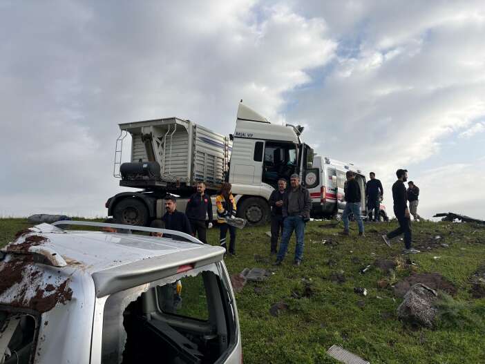 tir-ile-hafif-ticari-aracin-carpismasi-sonucu-2-kisi-oldu