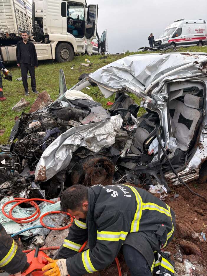 tir-ile-hafif-ticari-aracin-carpismasi-sonucu-2-kisi-oldu