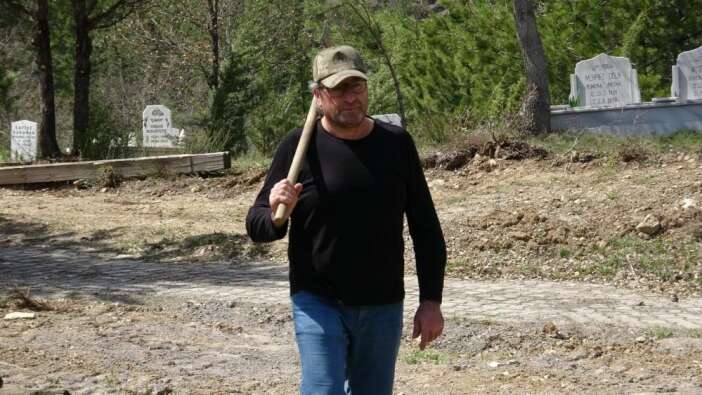 defalarca-olumden-dondu-dokuz-canim-bitti-diyerek-kendi-mezarini-kazdi