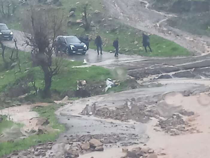 koy-okulunda-gorev-yapan-ogretmenler-selde-mahsur-kaldi