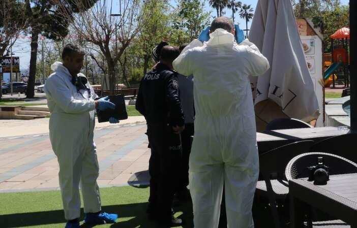 led-ekranin-ayaginin-icinde-curumus-ceset-bulundu