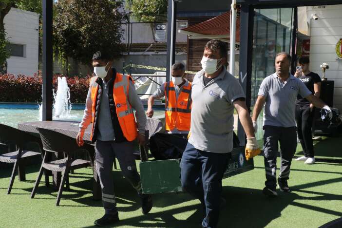 led-ekranin-ayaginin-icinde-curumus-ceset-bulundu