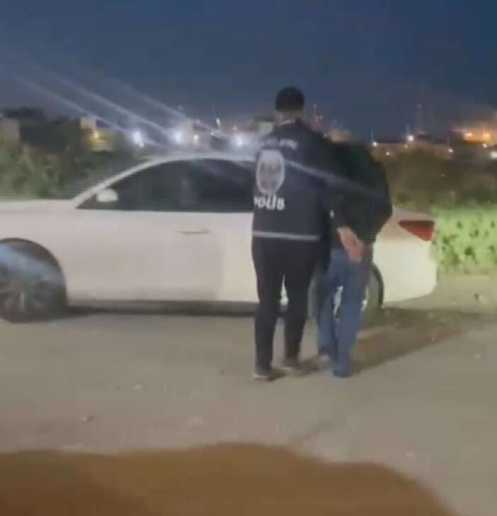 polis-yelegiyle-sosyal-medyada-yayin-yapti-kapisini-polis-caldi