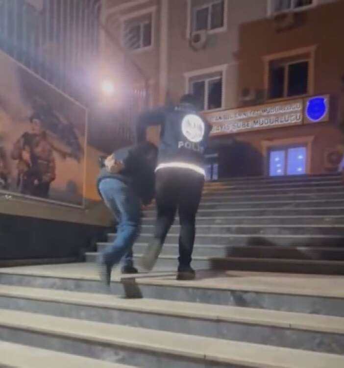 polis-yelegiyle-sosyal-medyada-yayin-yapti-kapisini-polis-caldi