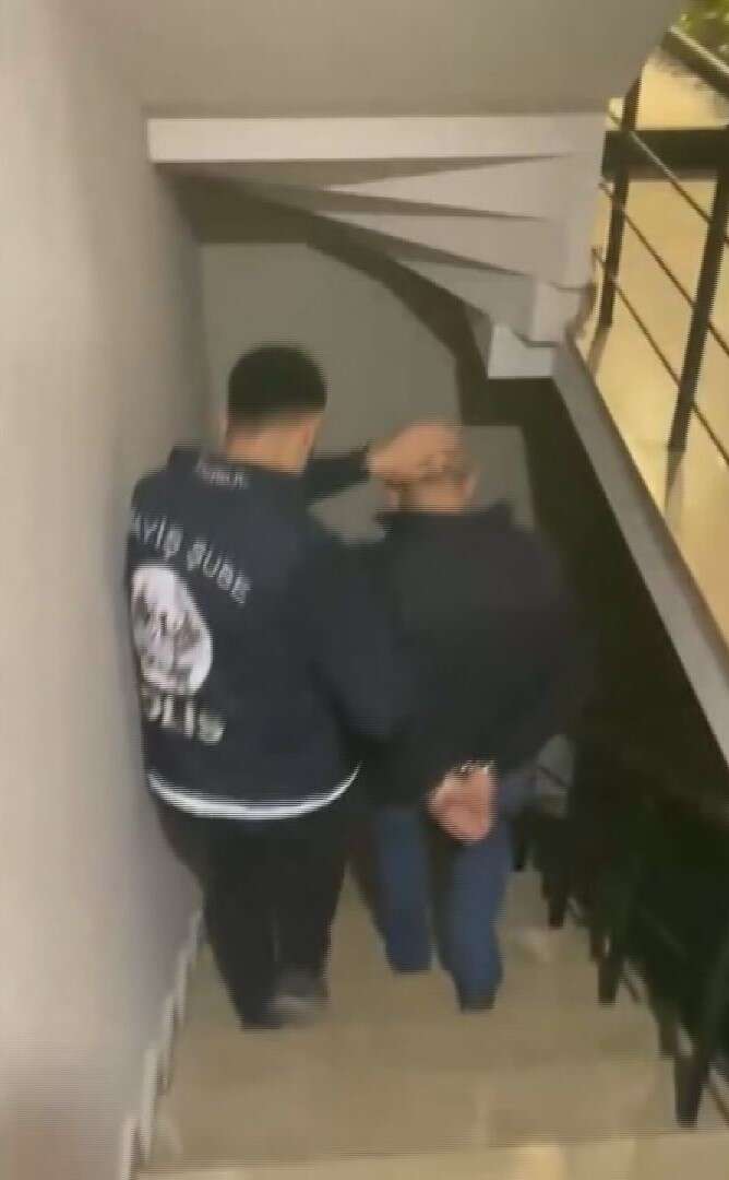 polis-yelegiyle-sosyal-medyada-yayin-yapti-kapisini-polis-caldi