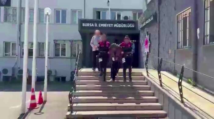 sosyal-medya-fenomeni-karagul-canli-yayinda-birini-bicakladi-002