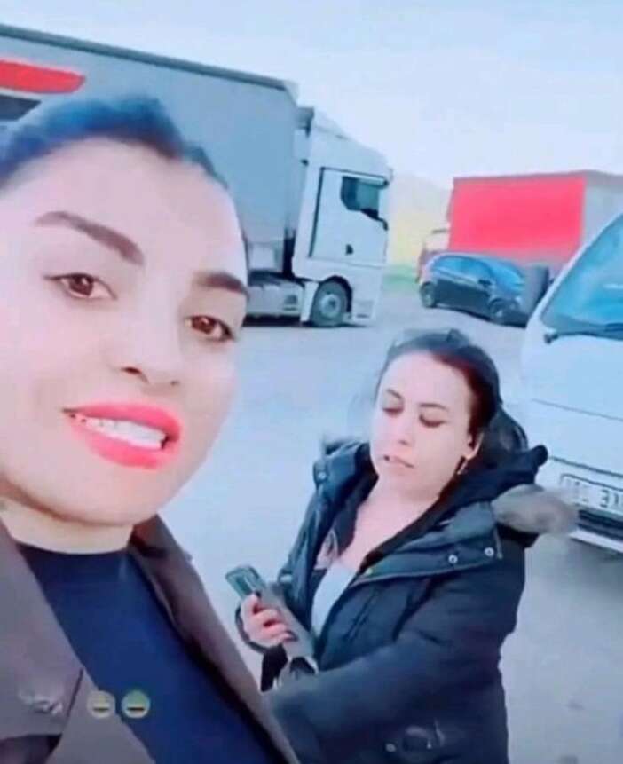 sosyal-medya-fenomeni-karagul-canli-yayinda-birini-bicakladi