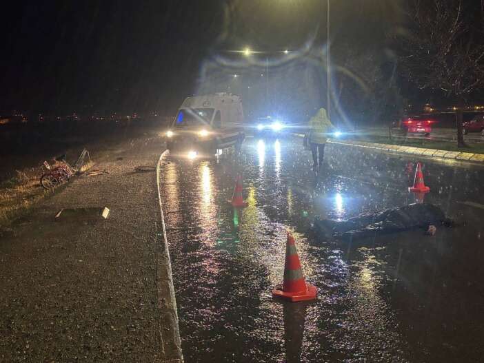 taksiyle-carpisan-bisiklet-ikiye-bolundu-surucu-hayatini-kaybetti