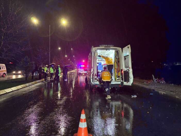 taksiyle-carpisan-bisiklet-ikiye-bolundu-surucu-hayatini-kaybetti