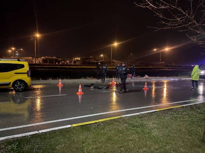 taksiyle-carpisan-bisiklet-ikiye-bolundu-surucu-hayatini-kaybetti