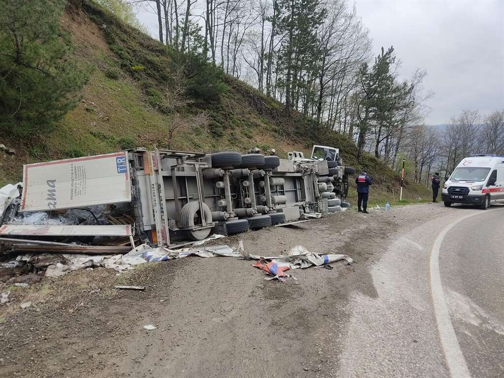 freni-bosalan-tir-virajda-devrildi-kaza-ani-kamerada