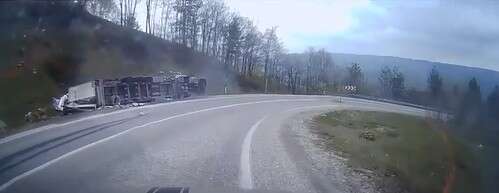 freni-bosalan-tir-virajda-devrildi-kaza-ani-kamerada