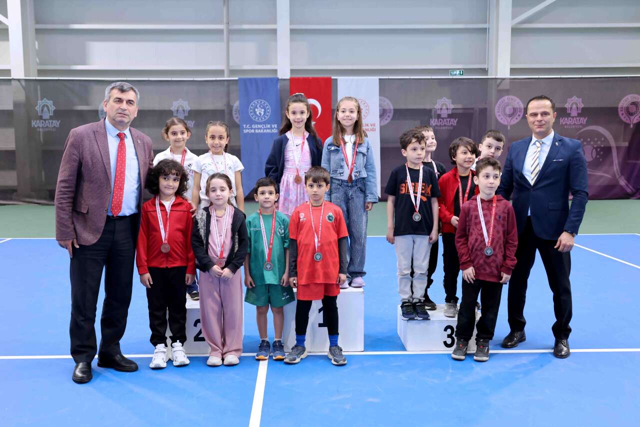 karatayda-tenis-heyecani-sona-erdi-oduller-sahiplerini-buldu