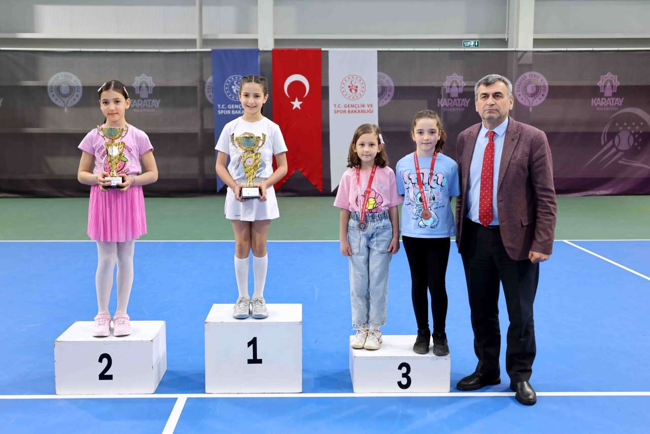 karatayda-tenis-heyecani-sona-erdi-oduller-sahiplerini-buldu