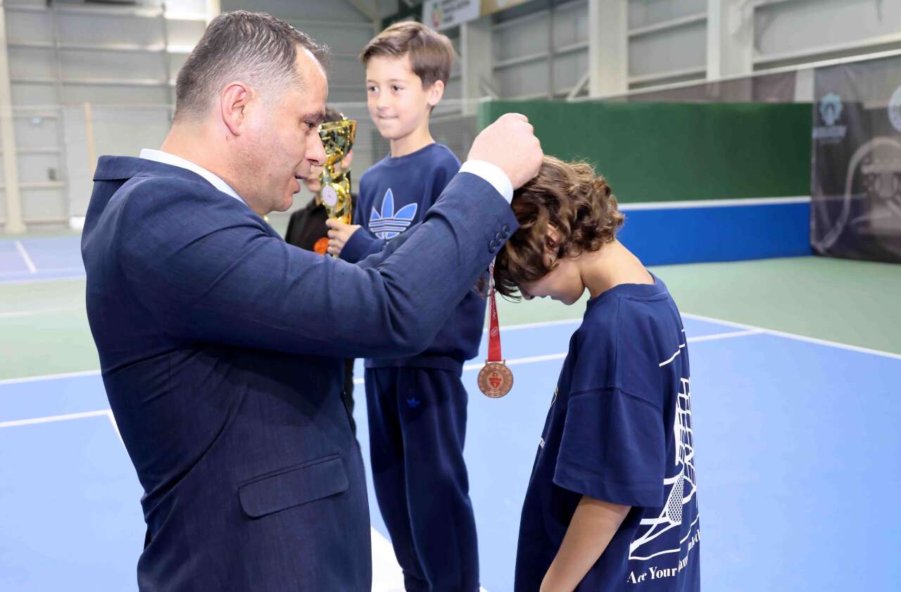 karatayda-tenis-heyecani-sona-erdi-oduller-sahiplerini-buldu