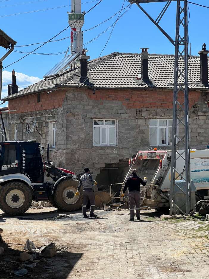 konyada-bir-mahalle-bugun-hangi-eve-kamyon-girecek