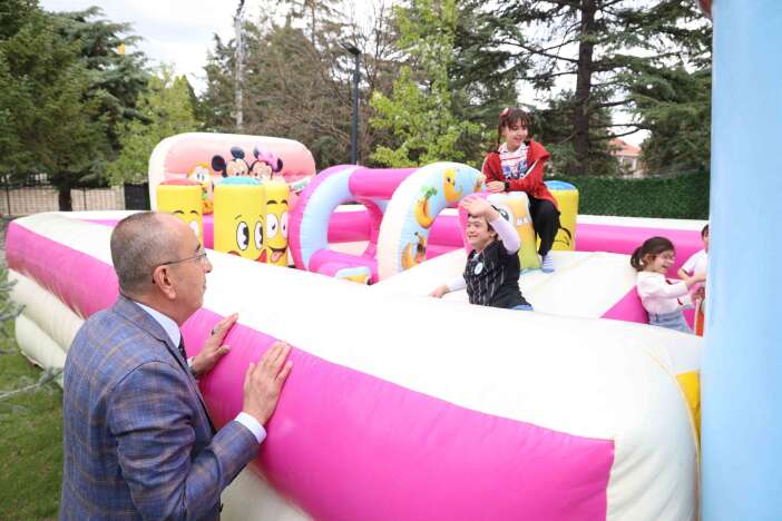 konyada-down-sendromlu-cocuklarin-nesesi-gokyuzune-yukseldi