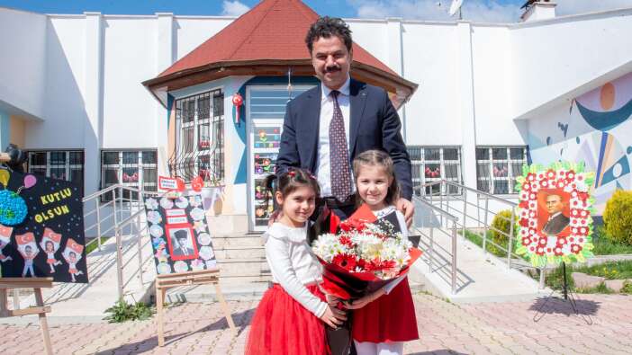 konyadaki-cocuklarin-23-nisan-coskusuna-rektor-yilmaz-da-dahil-oldu